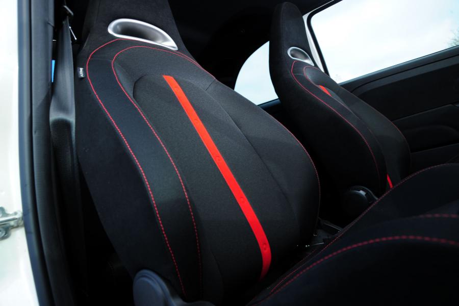 Интерьер Abarth 500 esseesse 2009 года  (UK) (фото 18 из 29)